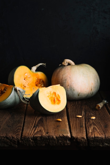 Foto gratuita vista frontale deliziose fette di zucca