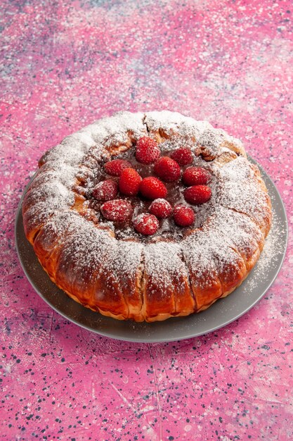 Foto gratuita vista frontale deliziosa torta di fragole al forno con zucchero in polvere sulla superficie rosa chiaro torta cuocere torta di biscotti di zucchero dolce