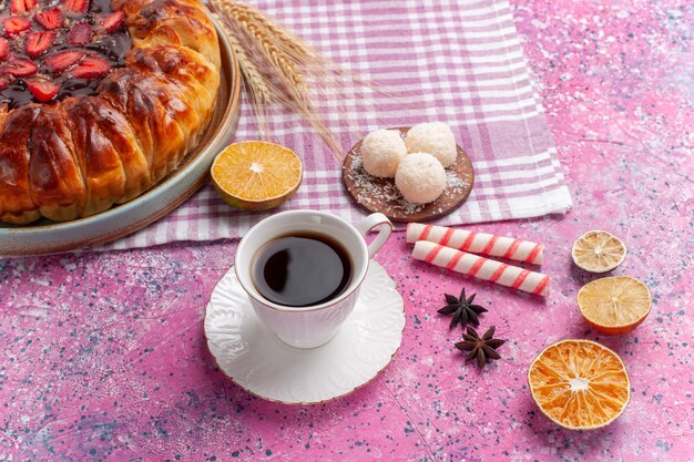 正面図おいしいストロベリーパイの丸い形の明るいピンクのフルーティーなケーキ