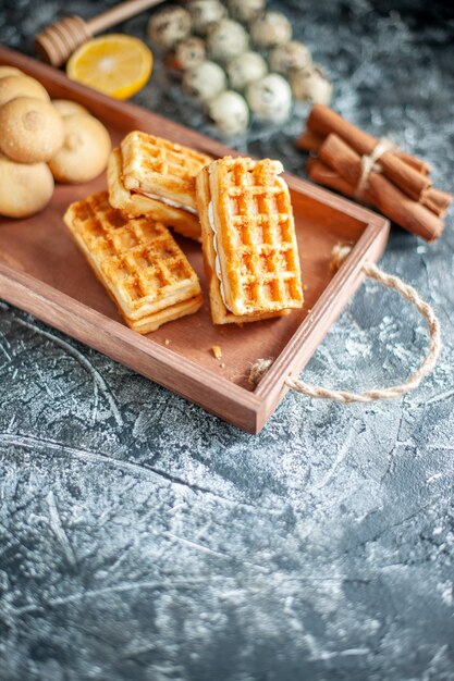 밝은 회색 색상 달콤한 파이 설탕 쿠키 너트 케이크에 작은 케이크와 함께 전면 보기 맛있는 달콤한 비스킷