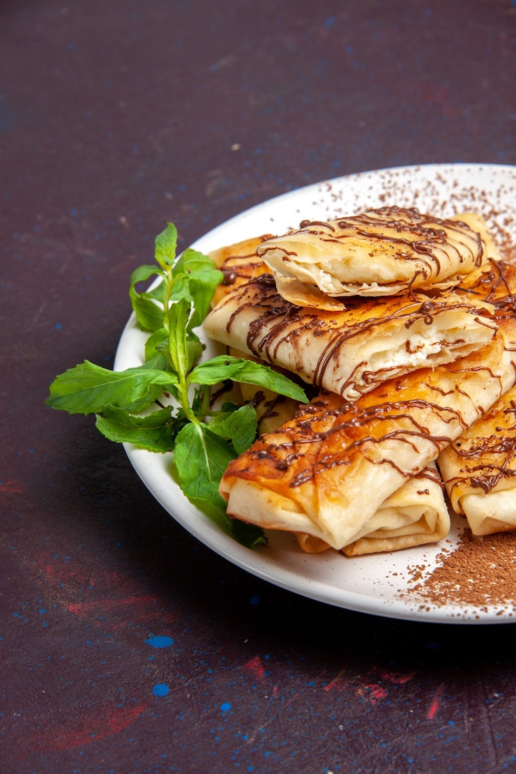 Бесплатный Фотография вид спереди вкусной сладкой выпечки внутри тарелки на темном пространстве