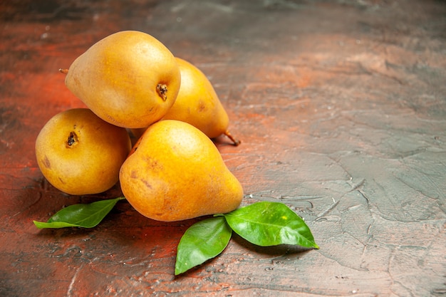 Free photo front view delicious sweet pears on a dark background apple photo pulp fruit