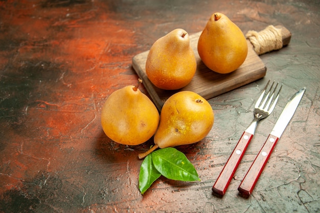 Free photo front view delicious sweet pears on a dark background pulp apple photo fruit tree
