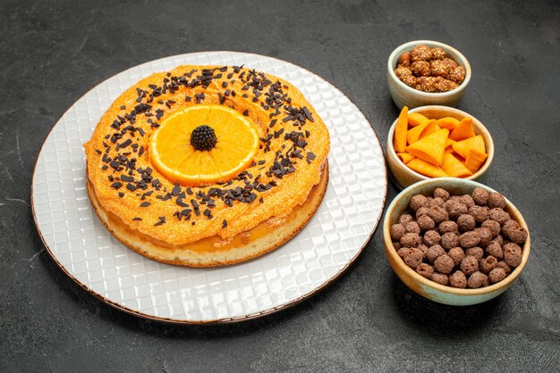 전면 보기 짙은 회색 배경 파이 케이크 디저트 차 쿠키에 오렌지 조각이 있는 맛있는 달콤한 파이