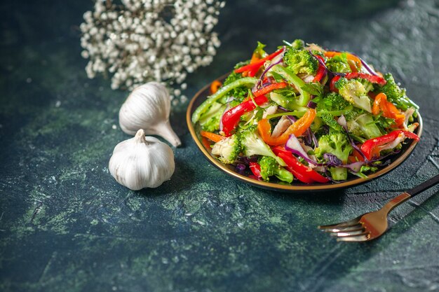 Вид спереди вкусного веганского салата со свежими ингредиентами в тарелке