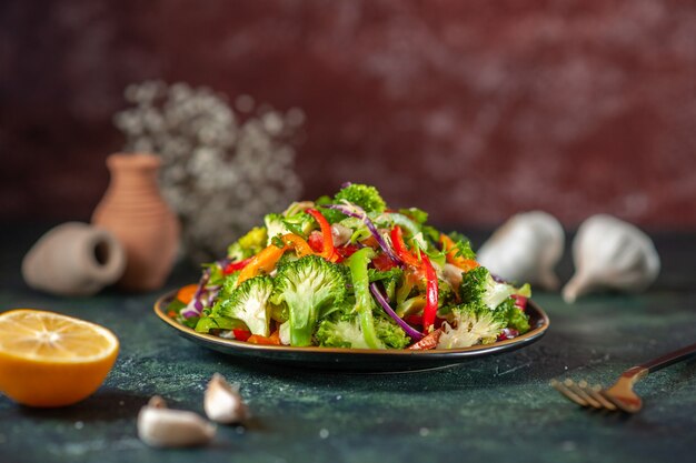 접시에 신선한 재료와 함께 맛있는 채식주의 샐러드의 전면 보기