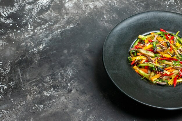 Вид спереди вкусный овощной салат на сером столе, еда, цвет спелой здоровой диеты