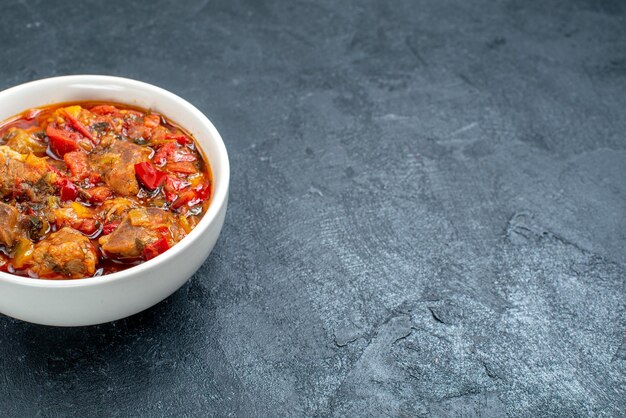 회색 공간에 접시 안에 고기와 함께 전면보기 맛있는 야채 수프