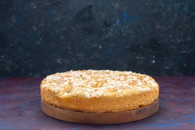 Вид спереди вкусный вкусный пирог сладкий и запеченный на темном фоне пирог торт сахарный сладкий бисквит