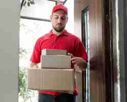 Free photo front view of delivery man concept with copy space