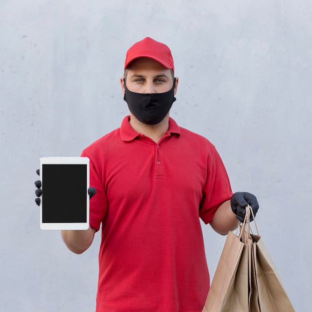 Free photo front view of delivery man concept with copy space