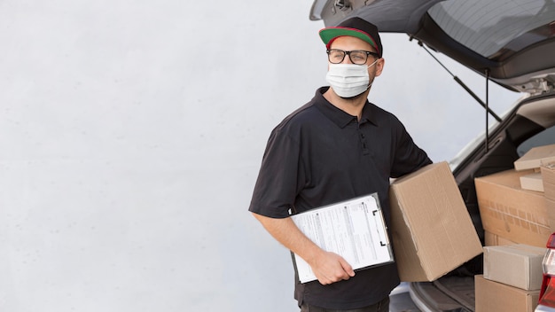 Free photo front view of delivery man concept with copy space