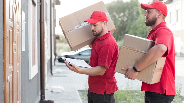 Free photo front view of delivery man with packagaes