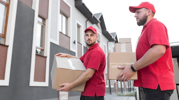 Foto gratuita vista frontale degli uomini di consegna al concetto di lavoro