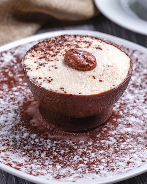 Budino del dessert di vista frontale in una tazza del cioccolato