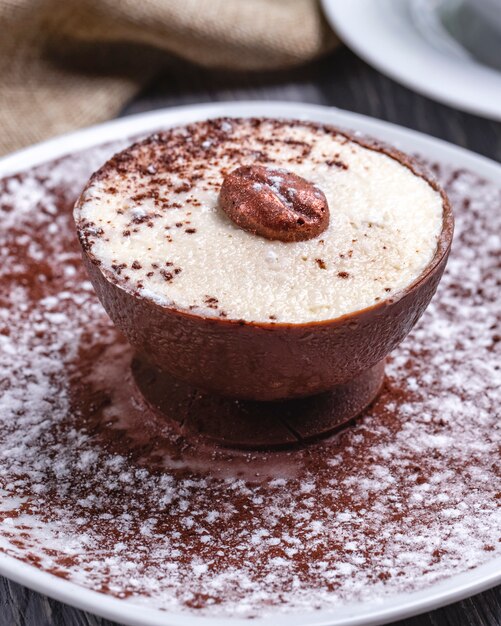 Вид спереди десертный пудинг в шоколадной чашке