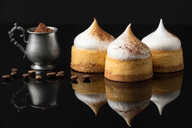 Foto gratuita vista frontale di dessert con cacao in polvere