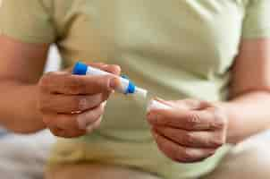 Free photo front view diabetic woman checking her glucose level