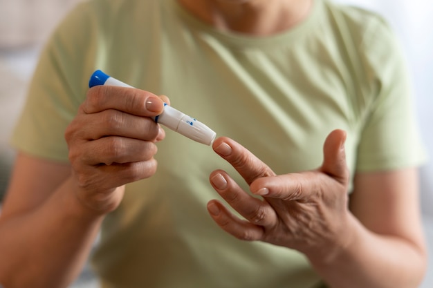 Free photo front view diabetic woman checking her glucose level