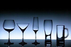 Vista frontale diversi bicchieri da bere su uno sfondo scuro bevanda bar uva vino birra alcol celebrazione