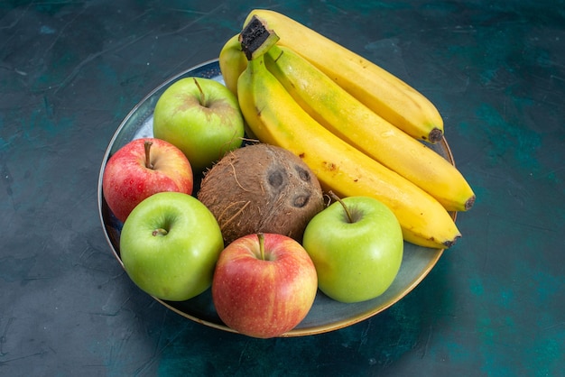 진한 파란색 책상 과일 신선한 부드러운 이국적인 열대에 전면보기 다른 과일 구성 코코넛 사과와 바나나