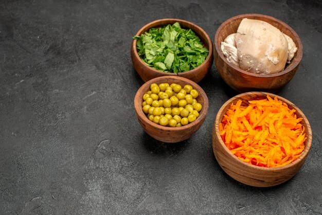 Вид спереди различные ингредиенты салата с курицей на темном столе, здоровый салат, еда, диета