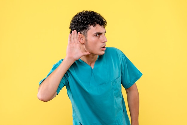 Medico di vista frontale un medico ascolta i problemi di salute