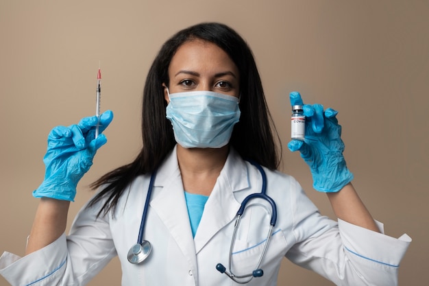 Foto gratuita medico di vista frontale che indossa maschere per il viso