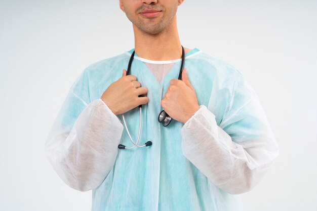 Бесплатное фото Доктор со стетоскопом, вид спереди
