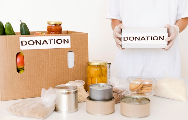 Vista frontale delle scatole di donazione riempite con cibo
