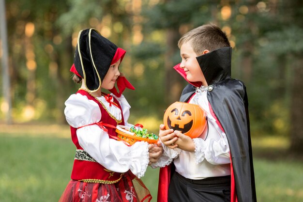 ドラキュラと海賊のハロウィーンの衣装の正面図