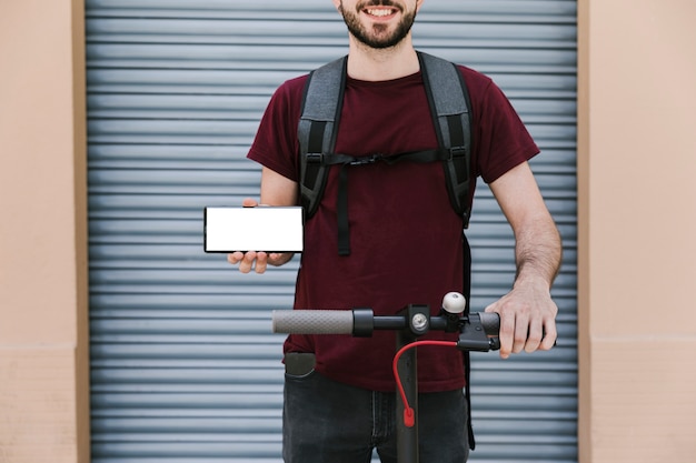 Электронный скутер с фронтальным видом и смартфоном-макетом