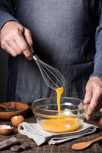 Front view of eggs in bowl on wooden table