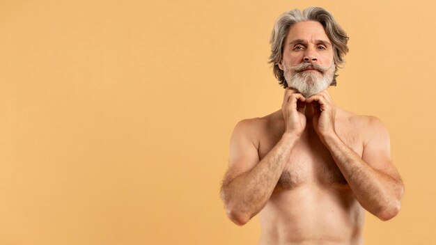 コピースペースを持つ高齢者のひげを生やした男の正面図