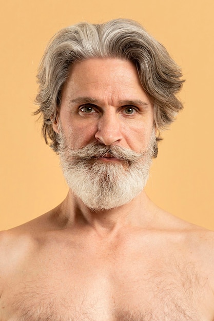 Foto gratuita vista frontale dell'uomo anziano barbuto