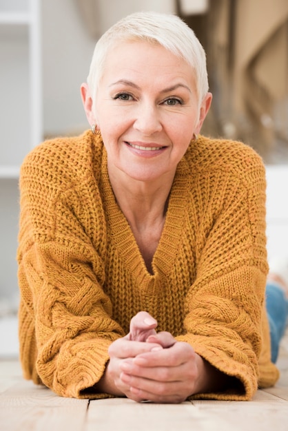 Free photo front view of elderly woman posing and smiling beautifully