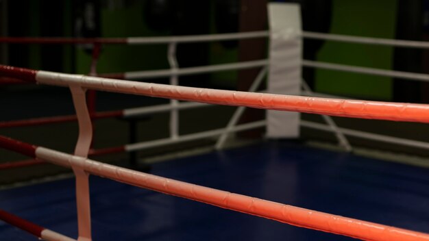 空のボクシングのリングの正面図