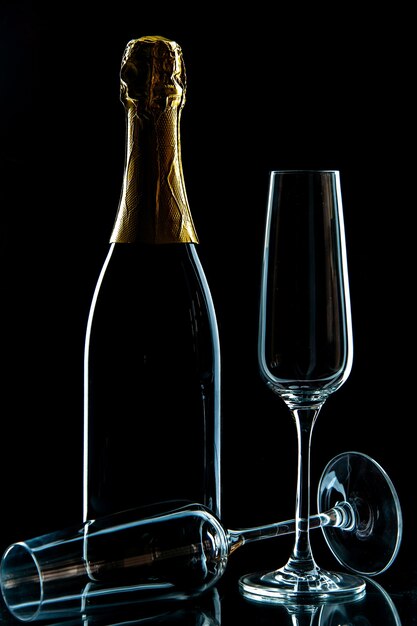 黒い飲み物のワインの写真にシャンパンを入れた正面の空のワイングラス