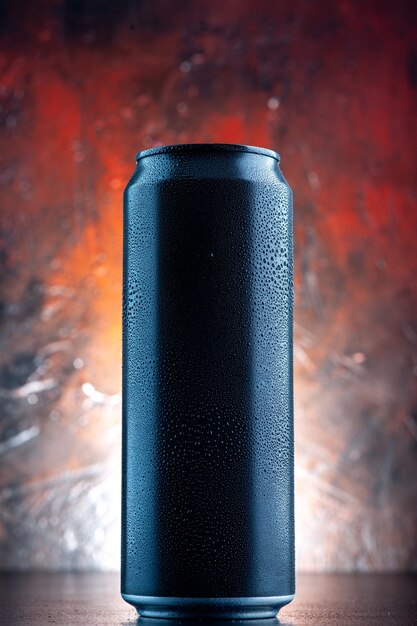 暗い飲み物のアルコールの写真の暗闇の中に缶の正面図エナジードリンク