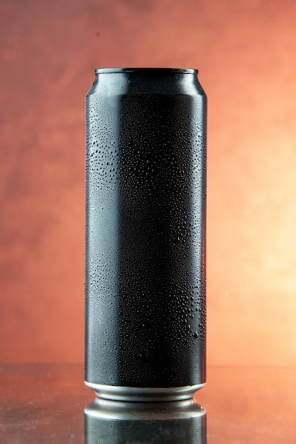 Энергетический напиток в банке на легком алкогольном фото, вид спереди, цветной напиток