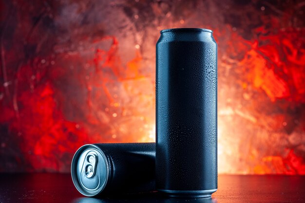 赤い飲み物のアルコールの写真の暗闇に缶に入った正面図のエナジードリンク