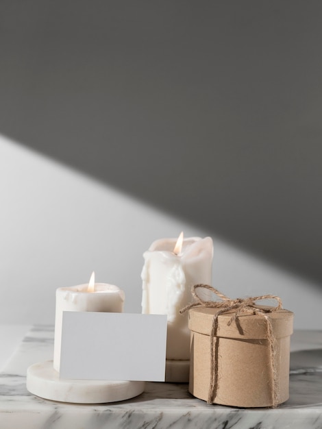 Вид спереди свечей крещения и подарочной коробки с копией пространства