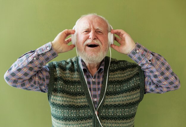 Вид спереди возбужденных старший слушает музыку