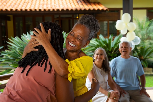 Foto gratuita famiglia vista frontale che festeggia il compleanno insieme