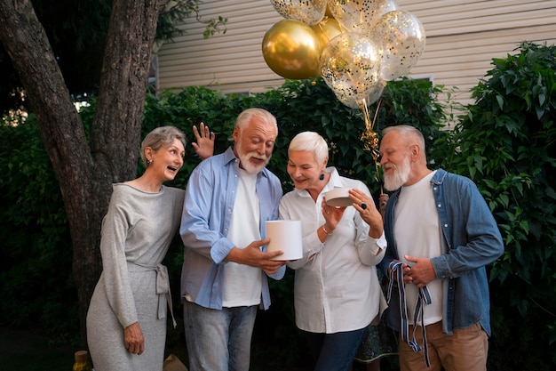 Foto gratuita famiglia vista frontale che festeggia il compleanno