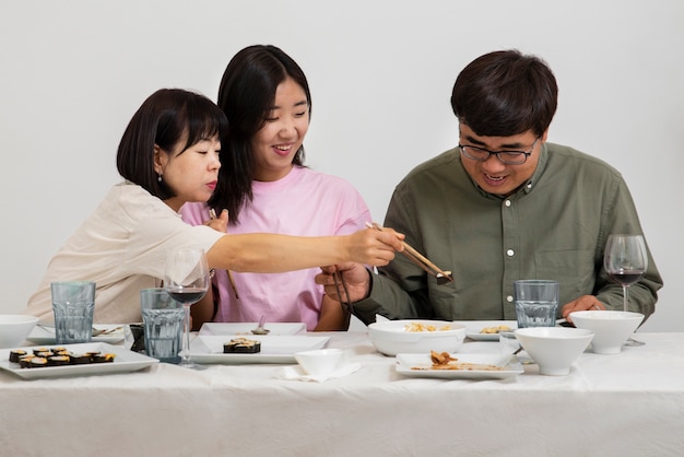 Free photo front view family eating together