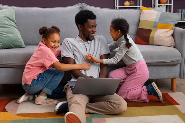 Foto gratuita vista frontale padre e figli a casa