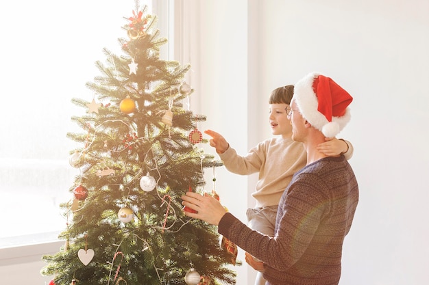 Foto gratuita vista frontale di padre e figlio con il natale