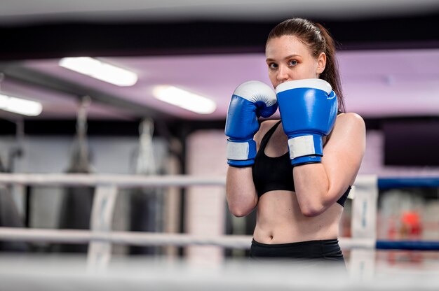 Вид спереди тренировки женского боксера
