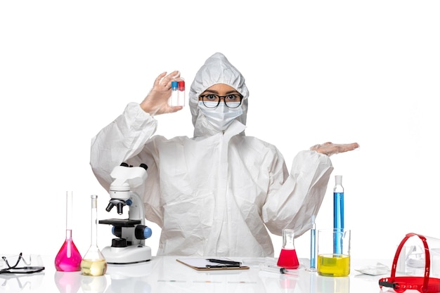 Вид спереди женщина-химик в специальном защитном костюме с пустыми колбами на светло-белом фоне вирус здоровья химия covid